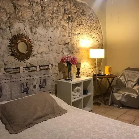 Sant Efisio Host בית הארחה